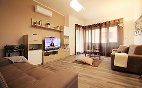 Eur Bright Spacious Terraced Apartment With Private Parking Only For Small Cars