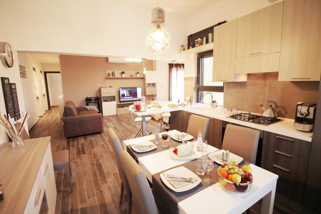 Eur Bright Spacious Terraced Apartment With Private Parking Only For Small Cars Rome Exterior photo