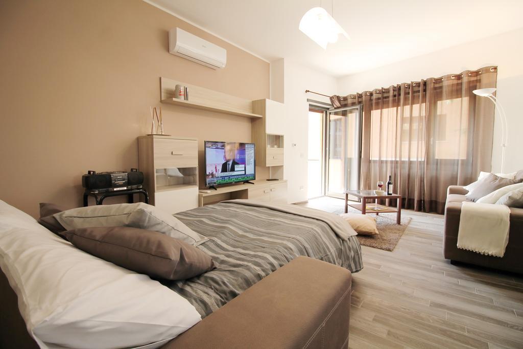 Eur Bright Spacious Terraced Apartment With Private Parking Only For Small Cars Rome Exterior photo