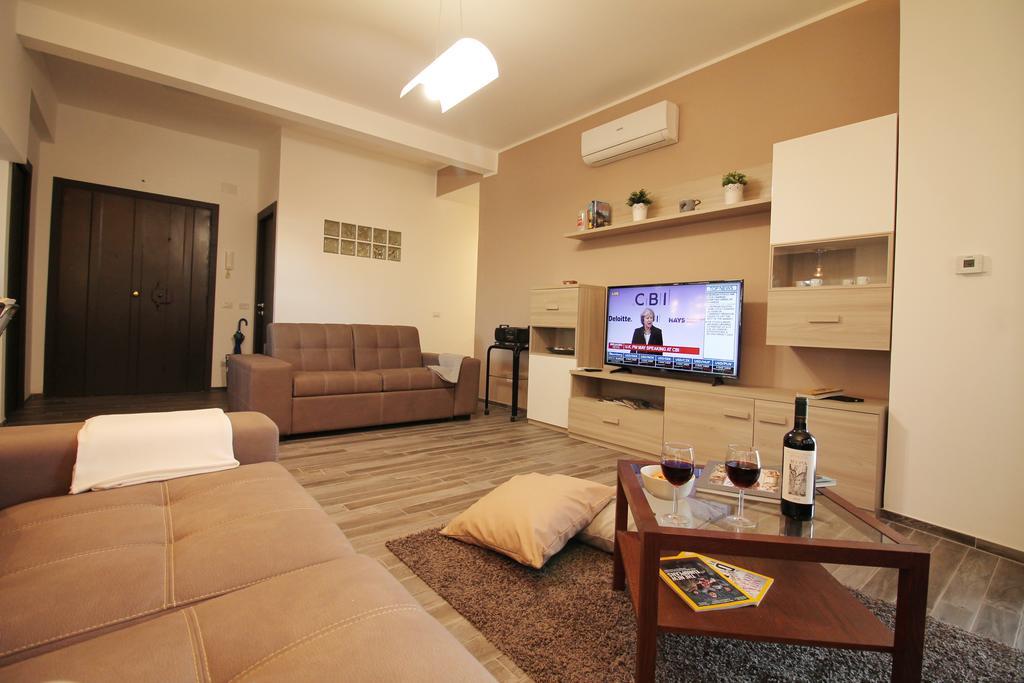Eur Bright Spacious Terraced Apartment With Private Parking Only For Small Cars Rome Exterior photo