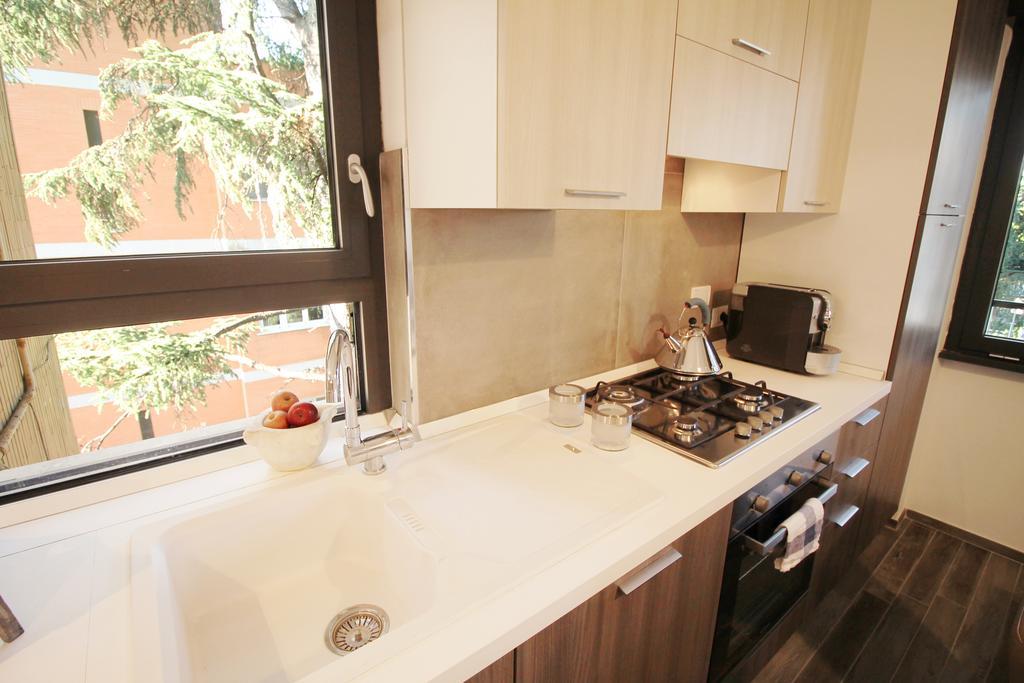 Eur Bright Spacious Terraced Apartment With Private Parking Only For Small Cars Rome Exterior photo