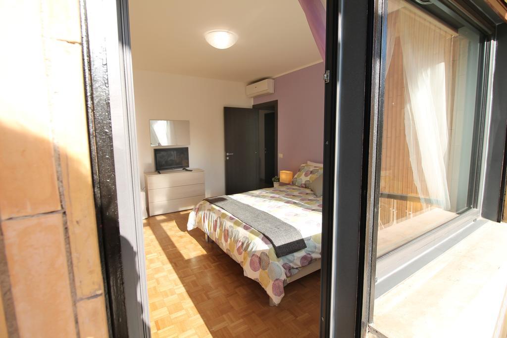 Eur Bright Spacious Terraced Apartment With Private Parking Only For Small Cars Rome Exterior photo